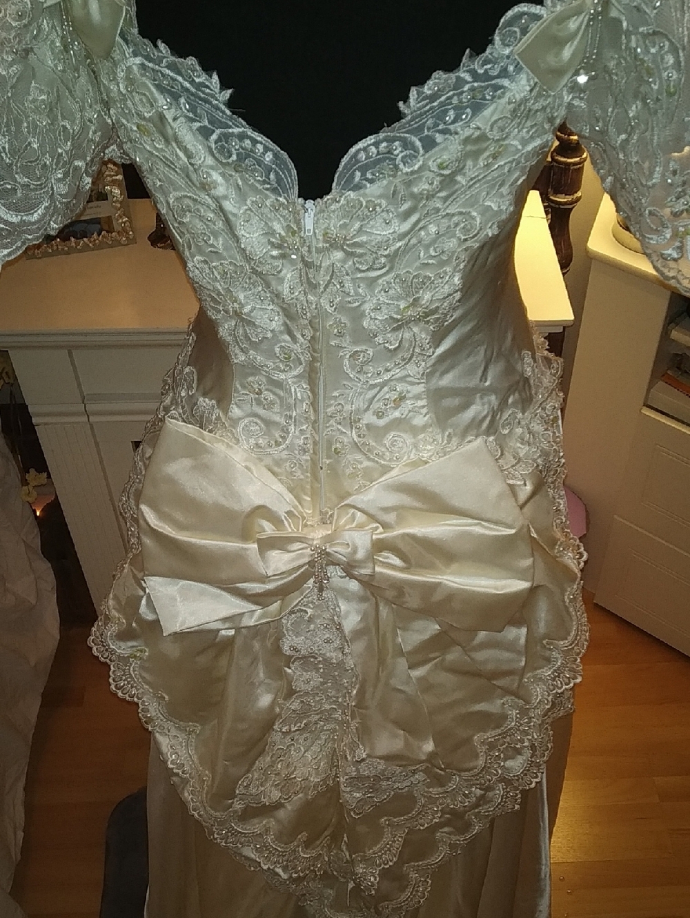 Vintage Ivory Lace Appliqué Wedding Gown with Bow Back
